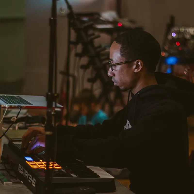 Reese Bowes: performing live at a keyboard controller